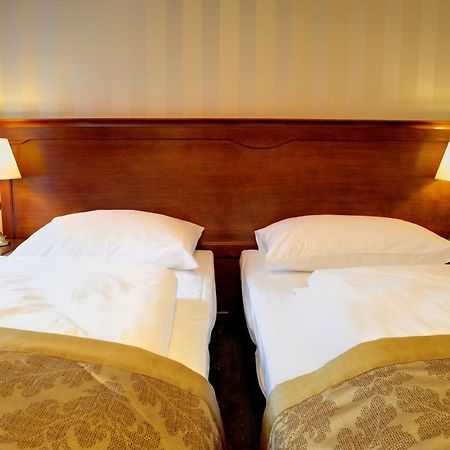 Hotel Kazimierski Zdroj Яновец Экстерьер фото