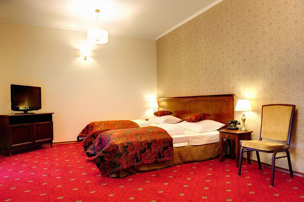 Hotel Kazimierski Zdroj Яновец Экстерьер фото